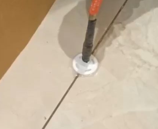 汕头市瓷砖空鼓维修公司专业解答瓷砖在铺贴过程中，如果没有涂抹均匀到位的粘结材料（如水泥砂浆或瓷砖胶），可能会导致以下问题