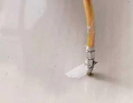 汕头市瓷砖空鼓维修公司专业解答在瓷砖铺贴过程中，如果使用的砂料过粗（如全部使用了粗砂），可能会导致以下问题