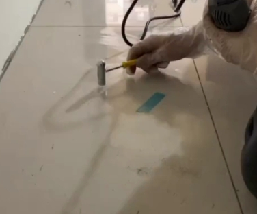 汕头市瓷砖开裂维修公司专业分享瓷砖在铺贴前如果没有沥干水分，将会导致以下问题