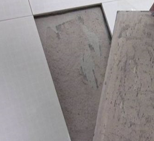 汕头市瓷砖空鼓维修公司分享瓷砖铺贴时如果打浆（即涂抹在瓷砖背面和基层上的砂浆或瓷砖胶）过少，会带来以下问题